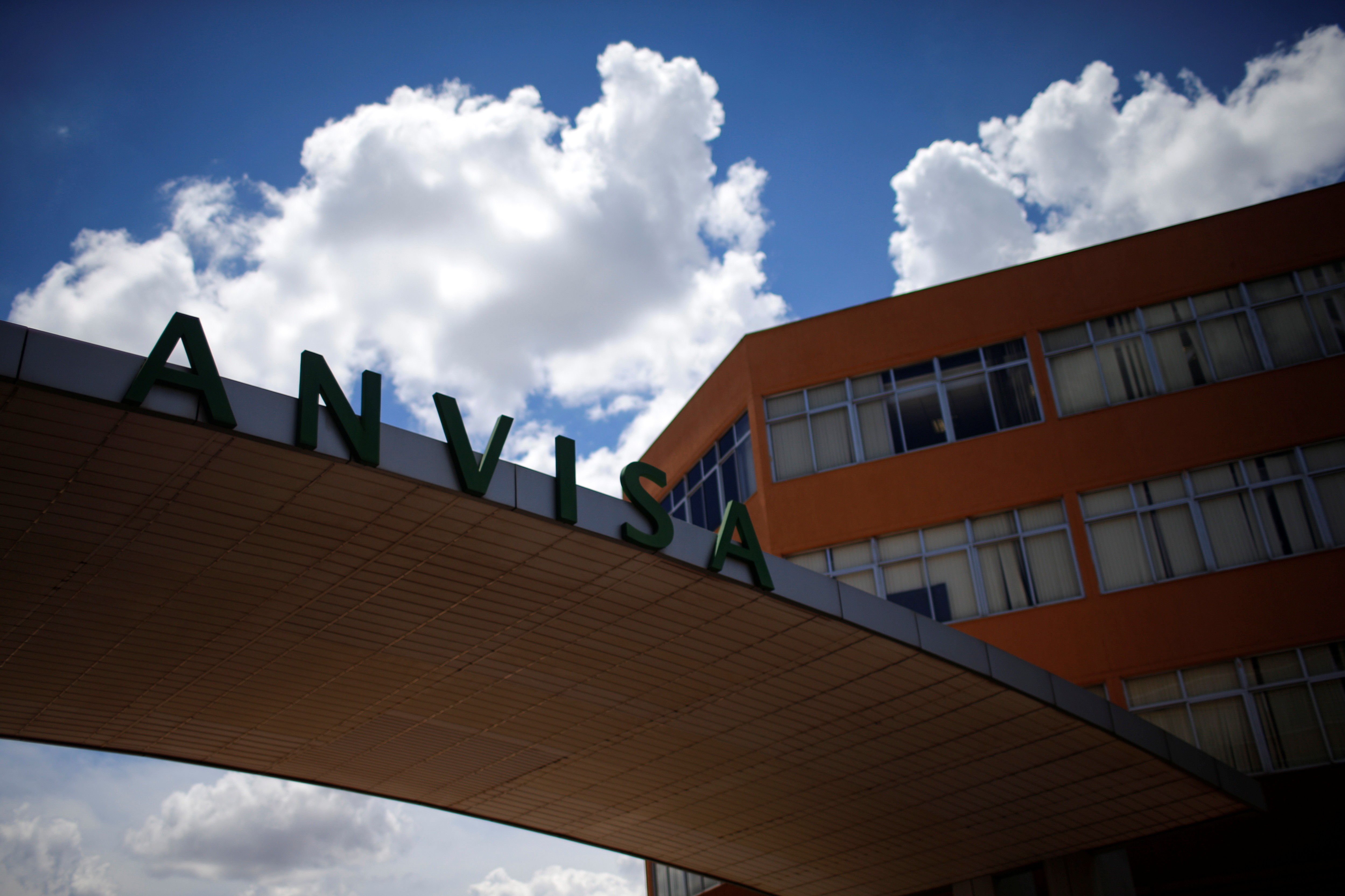 Anvisa proíbe 12 produtos de limpeza fabricados e vendidos sem autorização; veja marcas