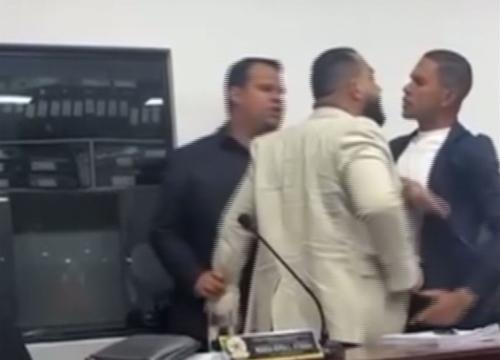 VÍDEO: Vereadores trocam empurrões durante discussão em sessão em Tomar do Geru