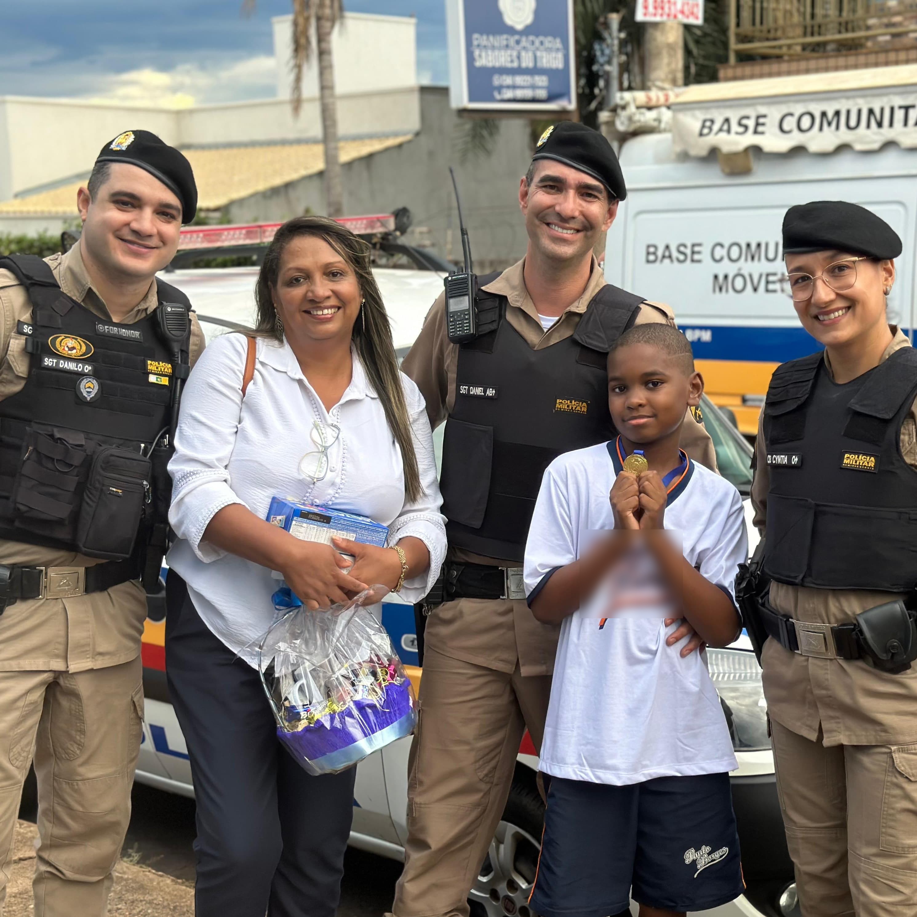 'Fiquei muito feliz', diz menino após repercussão por devolver celular que encontrou na rua em MG