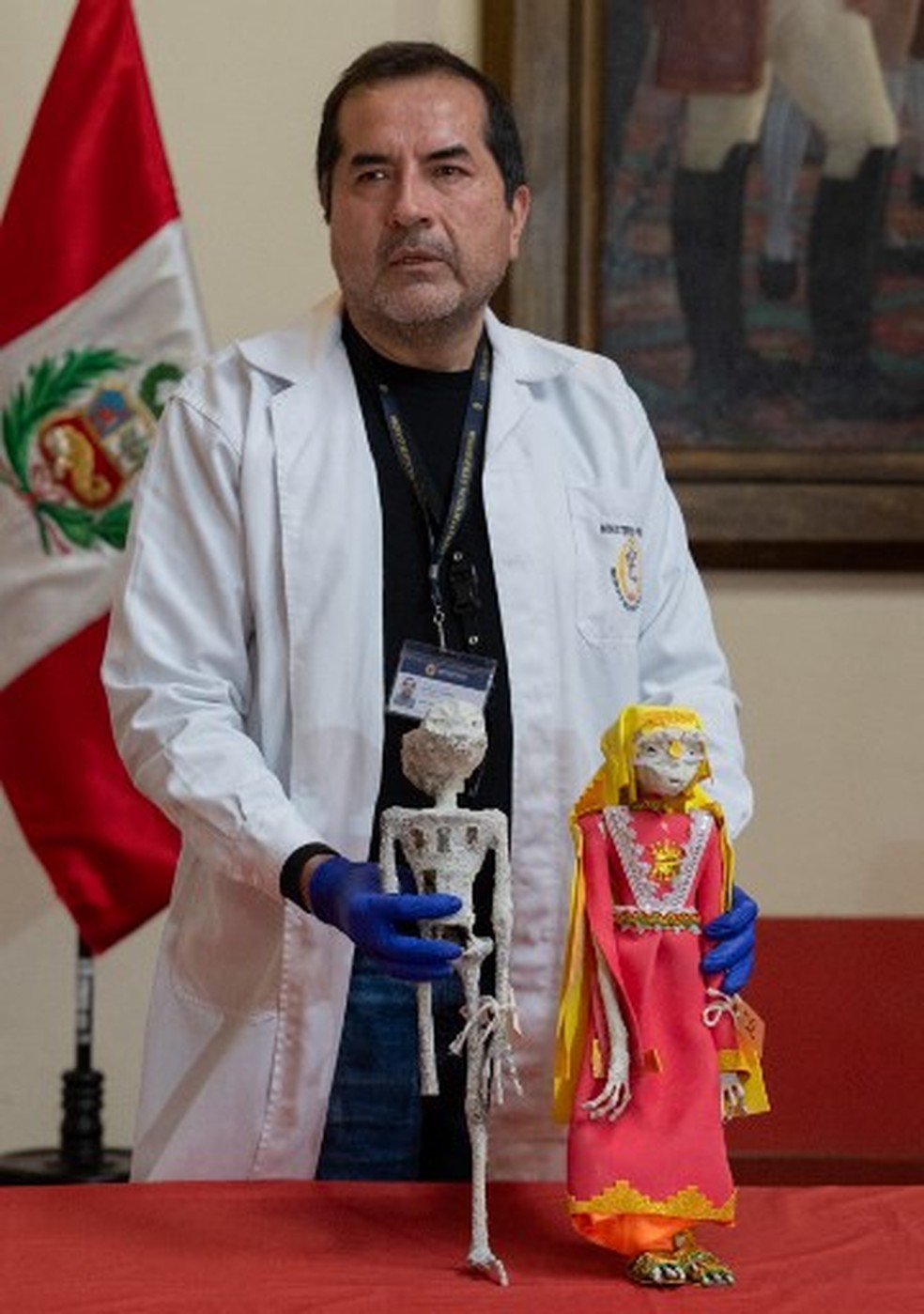 Arqueólogo peruano Flavio Estrada, membro do Instituto de Medicina Legal e Ciências Forenses — Foto: Cris BOURONCLE/AFP