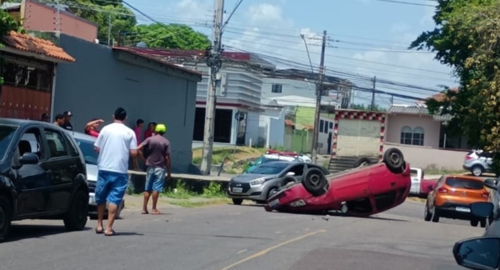 Motorista perde controle de carro e capota em rua da Zona Sul de Manaus