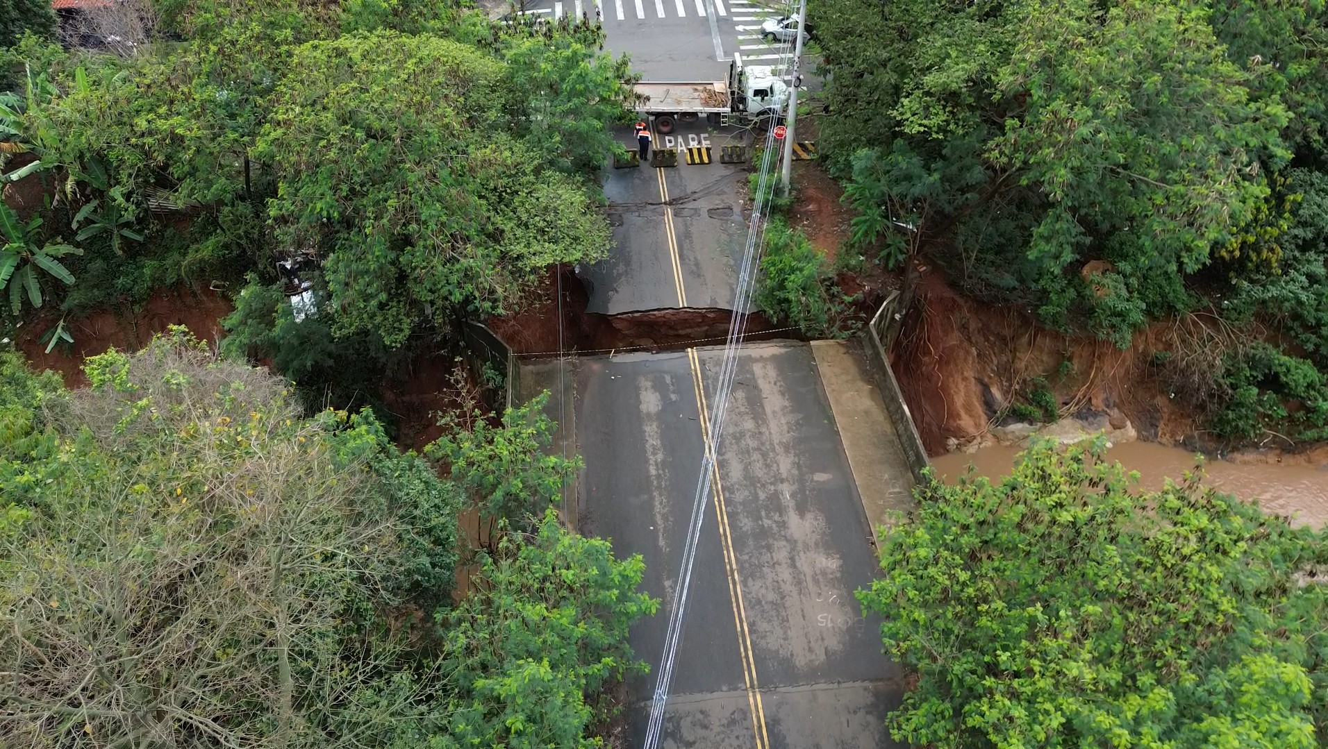 Estrutura de ponte no San Marino volta a ceder após temporais em Santa Bárbara d'Oeste