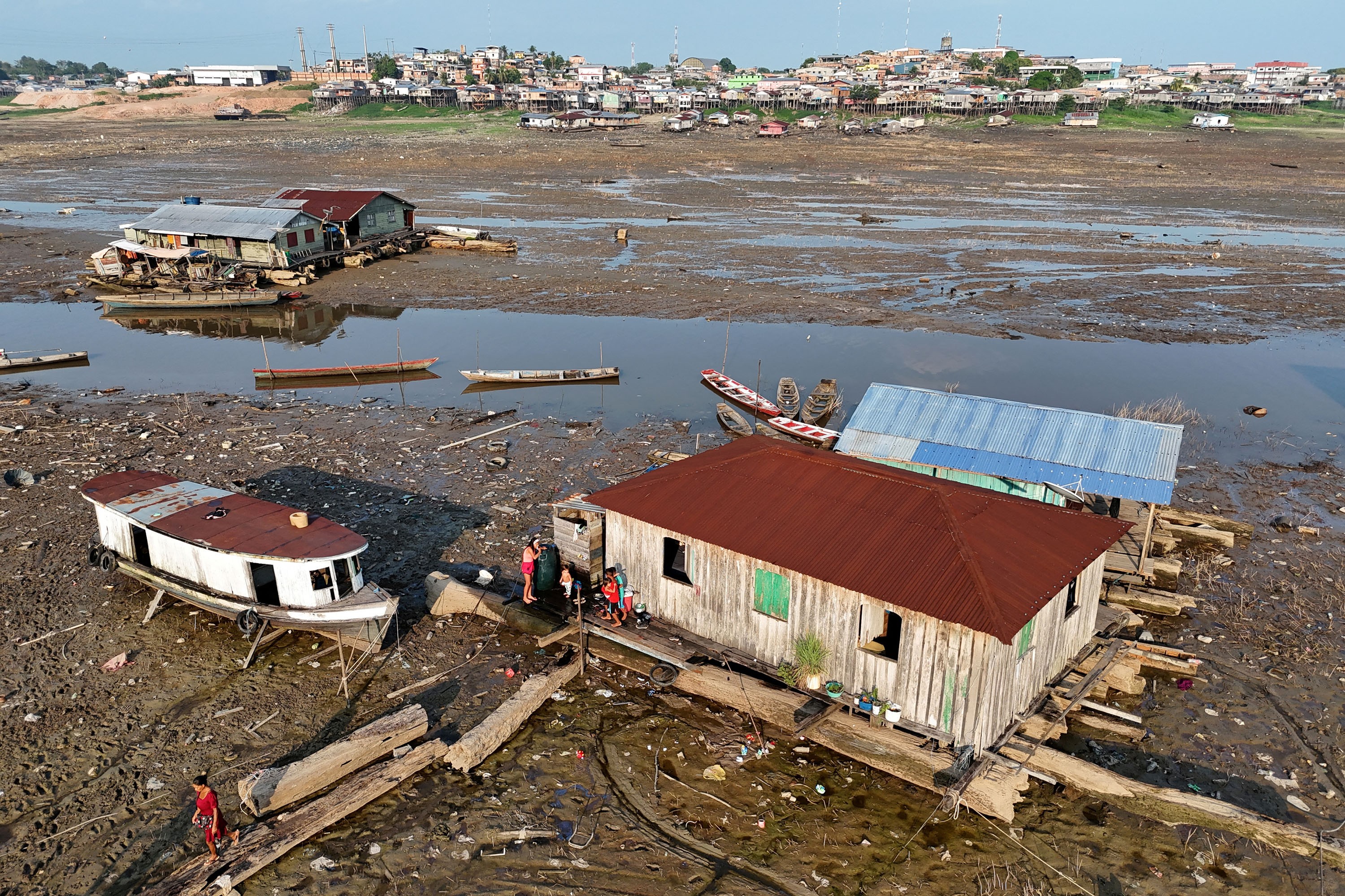 Seca severa e isolado do restante do país: Amazonas vive caos ambiental