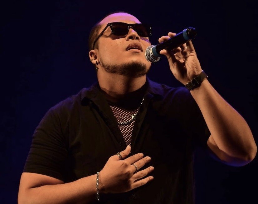 Cantor paraense Ever estreia show solo 'Entre Amores e Canções' no Porto Ver-o-Rio em Belém