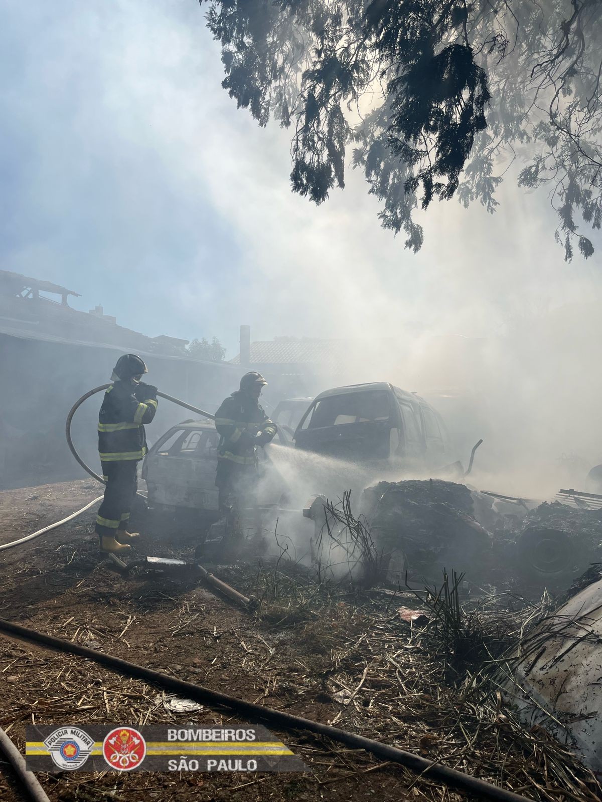Incêndio atinge oficina mecânica e destrói carcaças de veículos na região central de Taubaté