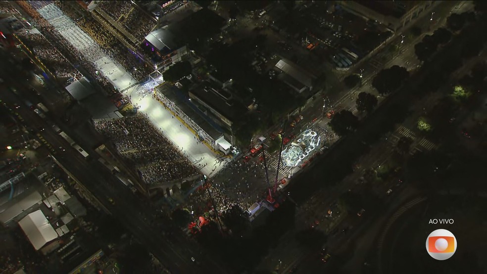 Portela tem problema em carro alegórico — Foto: Reprodução/TV Globo