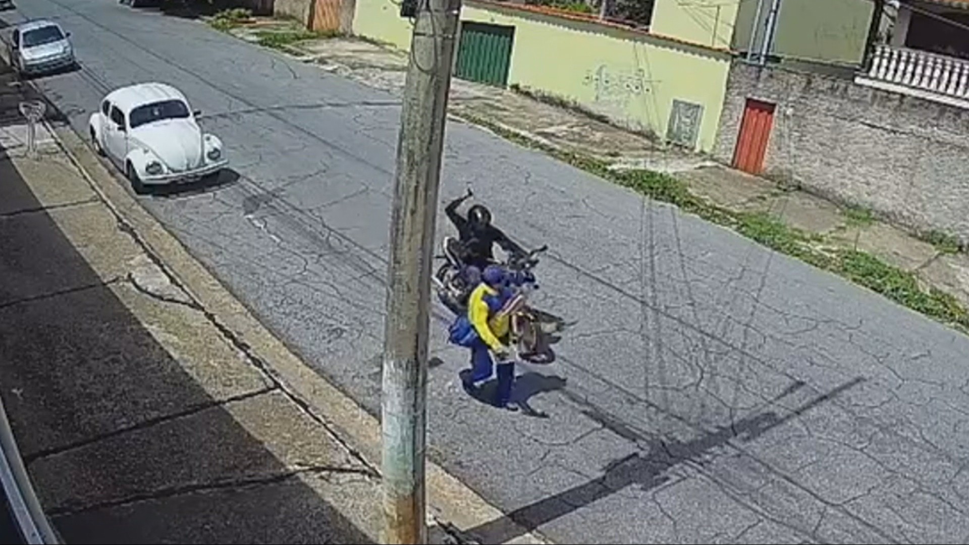 VÍDEO: Carteiro é esfaqueado durante o trabalho em BH; autor fugiu em moto