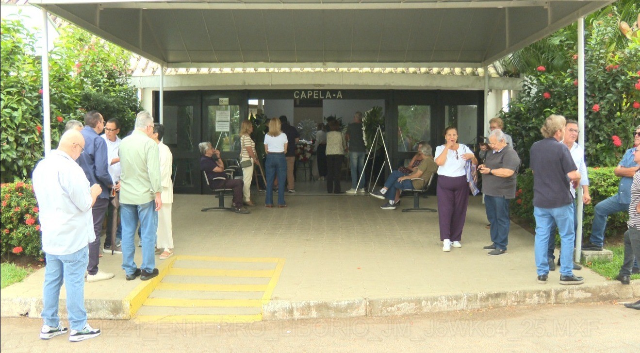 Corpo do jornalista Carlos Libório é enterrado sob forte comoção em Salvador
