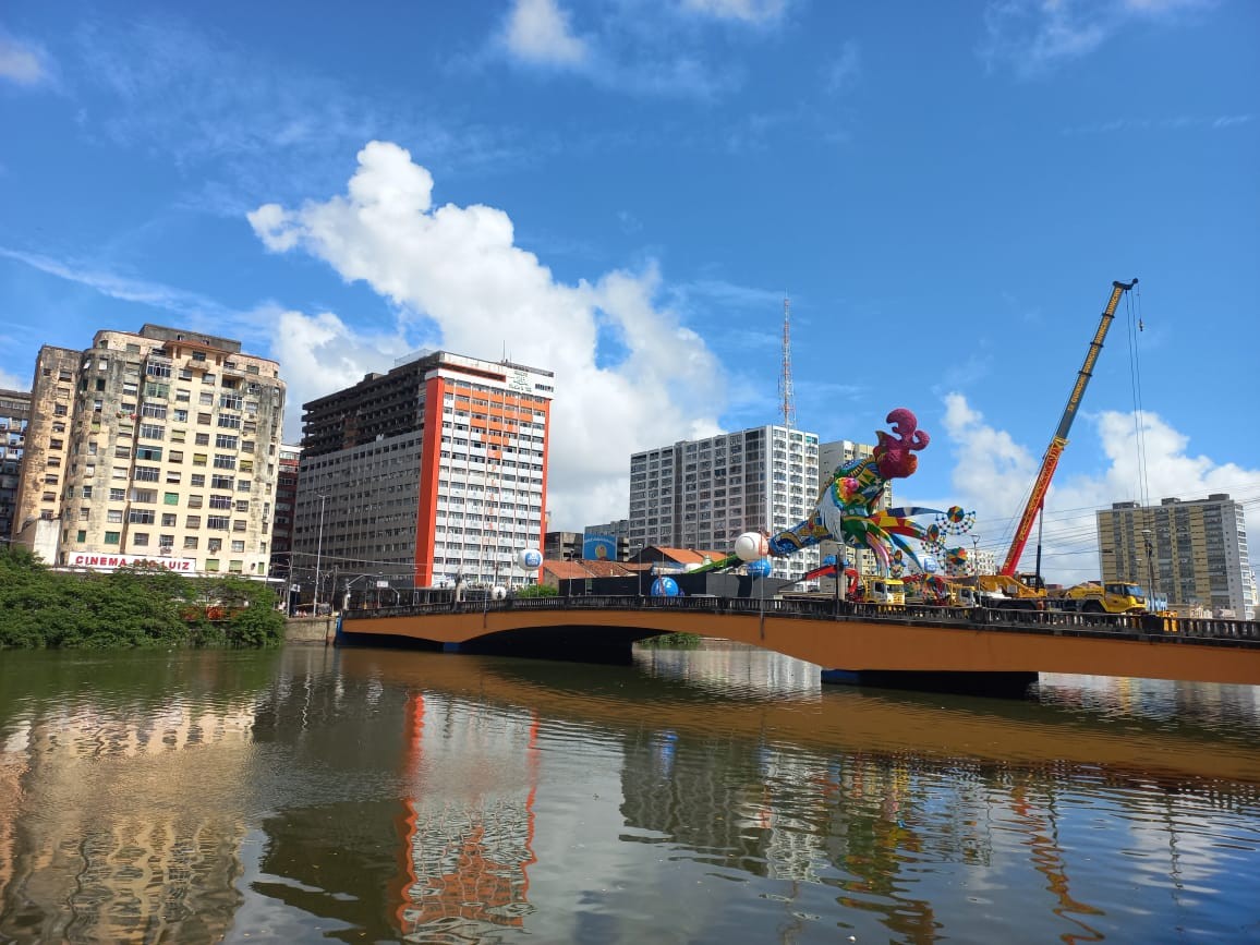 Montagem do Galo gigante encanta foliões em cima da Ponte Duarte Coelho; escultura vai receber 'coração' em cortejo inédito