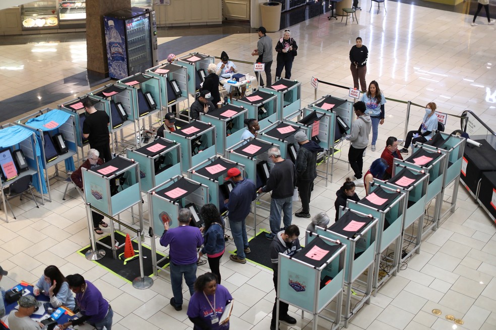 Moradores de Nevada votam nas eleições de meio de mandato em Las Vegas, nos Estados Unidos, em 8 de novembro de 2022. — Foto: REUTERS/David Swanson