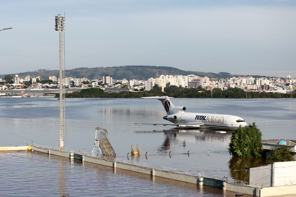 6 de maio - Avião de carga é visto em área alagada do Aeroporto Salgado Filho, em Porto Alegre — Foto: Diego Vara/Reuters