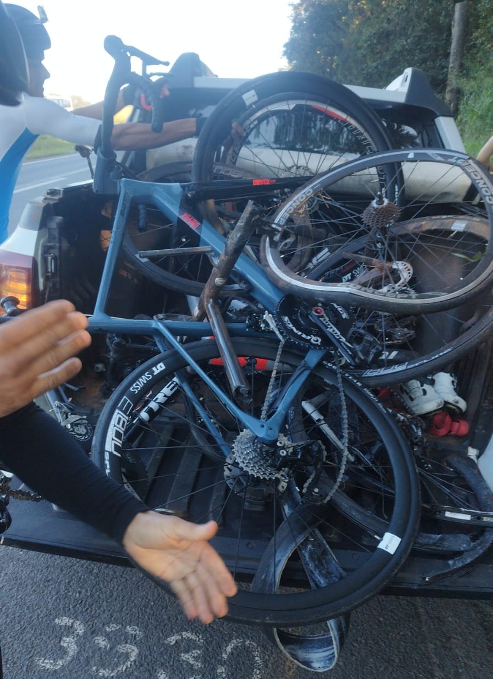 Ciclistas são atropelados na BR-040 — Foto: Reprodução/Redes sociais