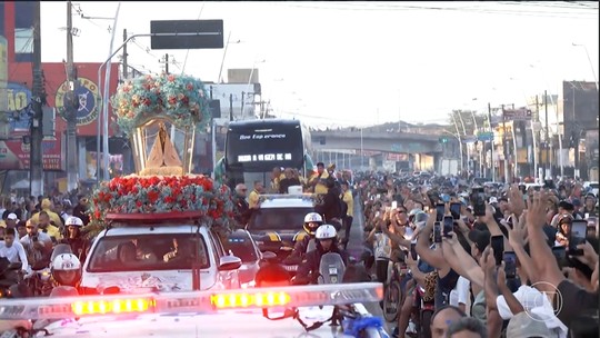 Fiéis percorrem ruas de Belém em romarias na véspera da grande procissão