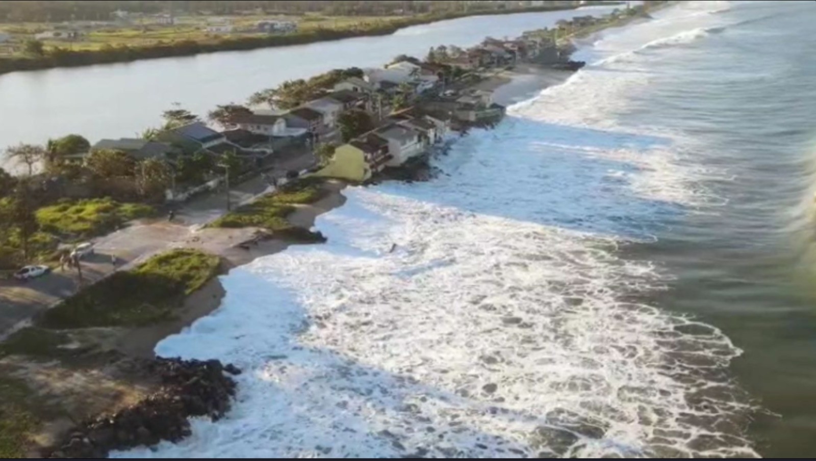 VÍDEO: Mar 'engole' ruas e ameaça imóveis em praia de SC; cidade decreta emergência