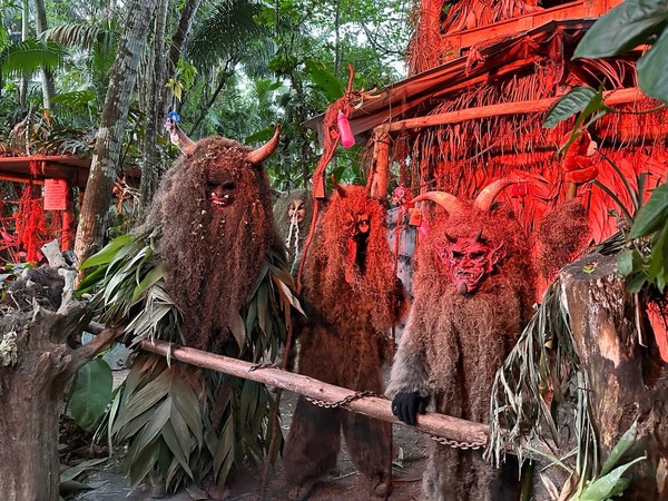 Conheça o papai noel com chifres e máscara assustadora celebrado