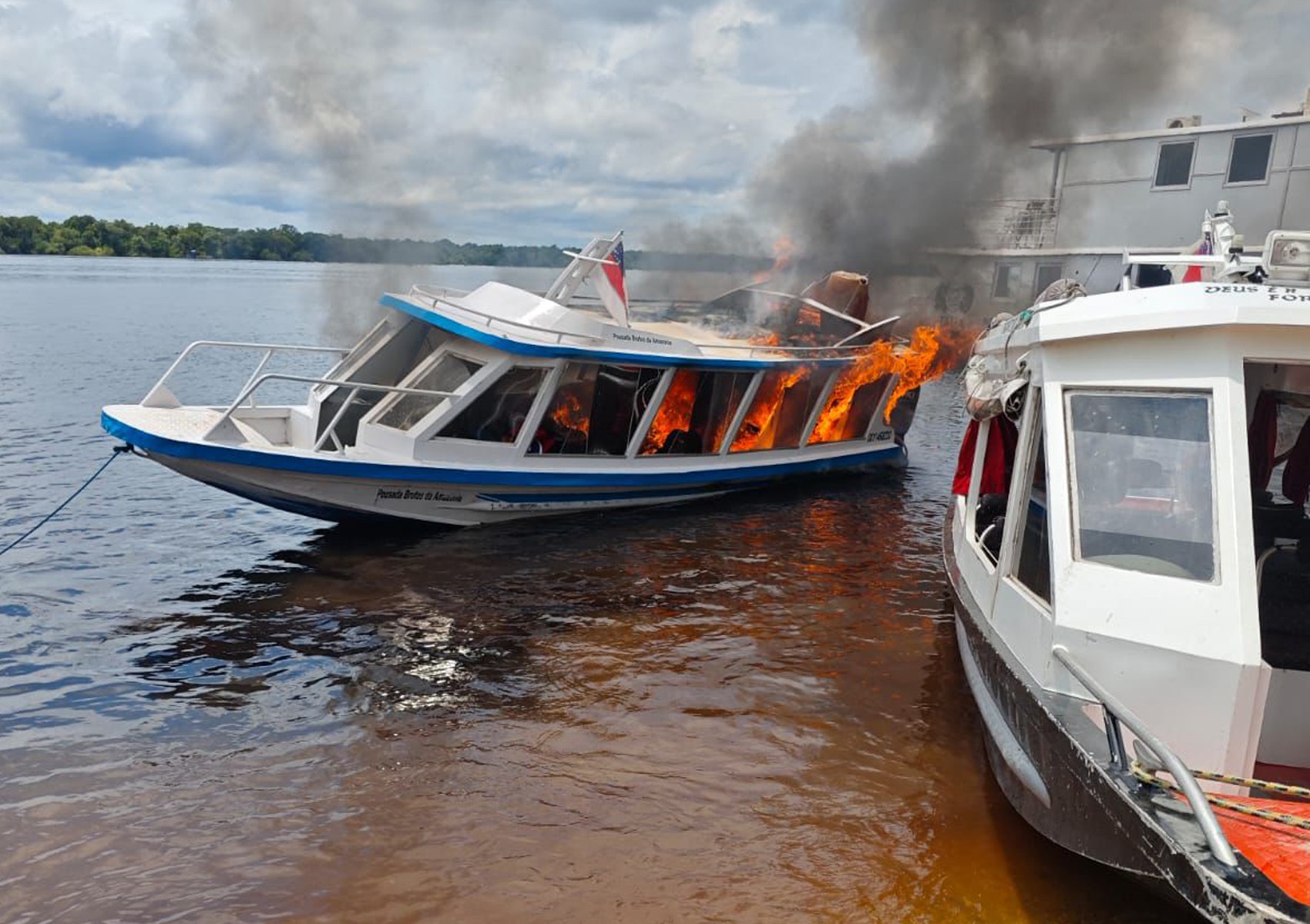'Foi mais o susto', diz empresário após incêndio em barco no Amazonas com turistas de Franca, SP