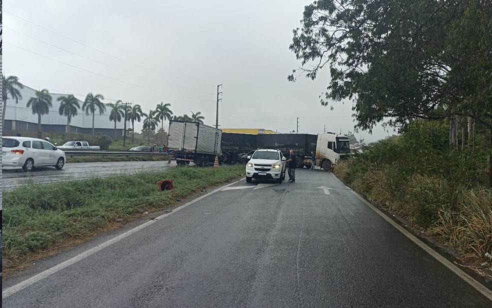 Engavetamento deixa cinco feridos na BR-324 — Foto: Redes Sociais