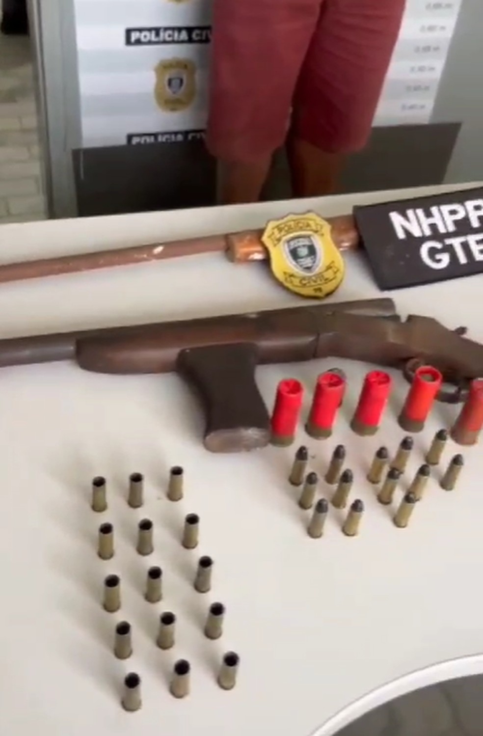 Condenado por feminicídio foi encontrado com armas e munição — Foto: Reprodução/Polícia Civil