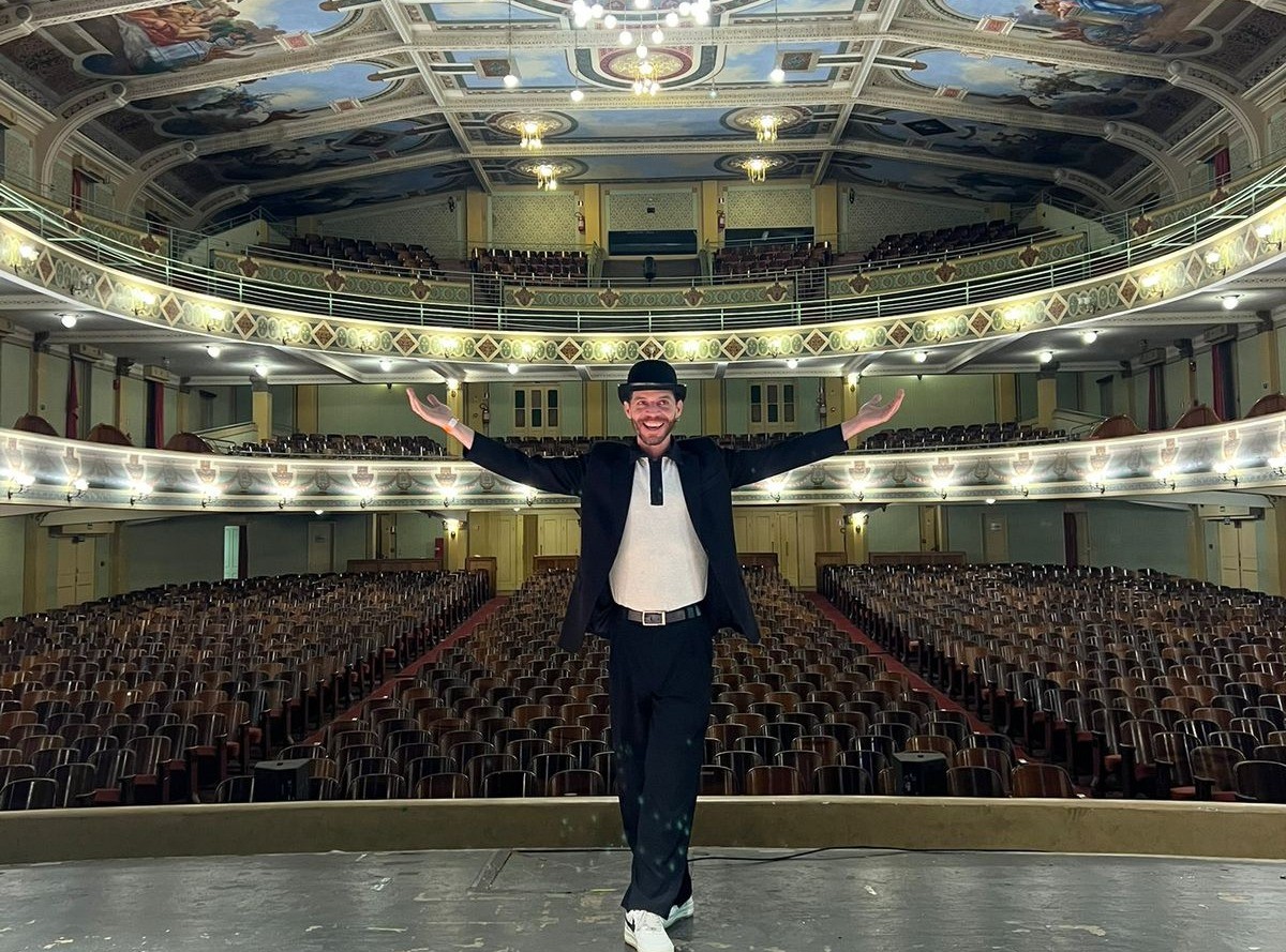 'Escolha Viver': Ator transforma diagnóstico de HIV em ativismo e celebra prêmio por filme inspirado em história real