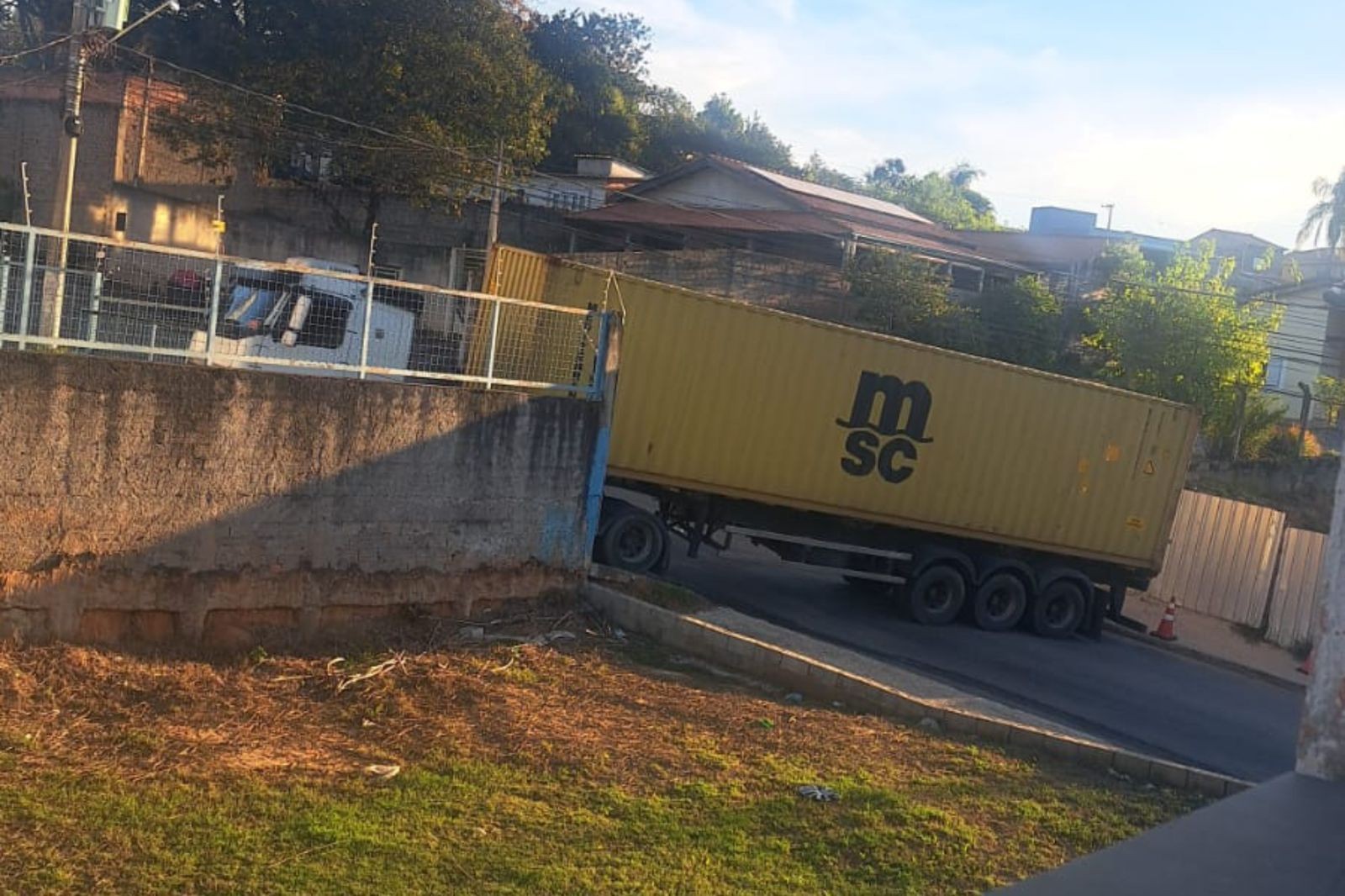 Carreta com pane mecânica bloqueia trânsito há quase 24 horas em bairro de Sorocaba