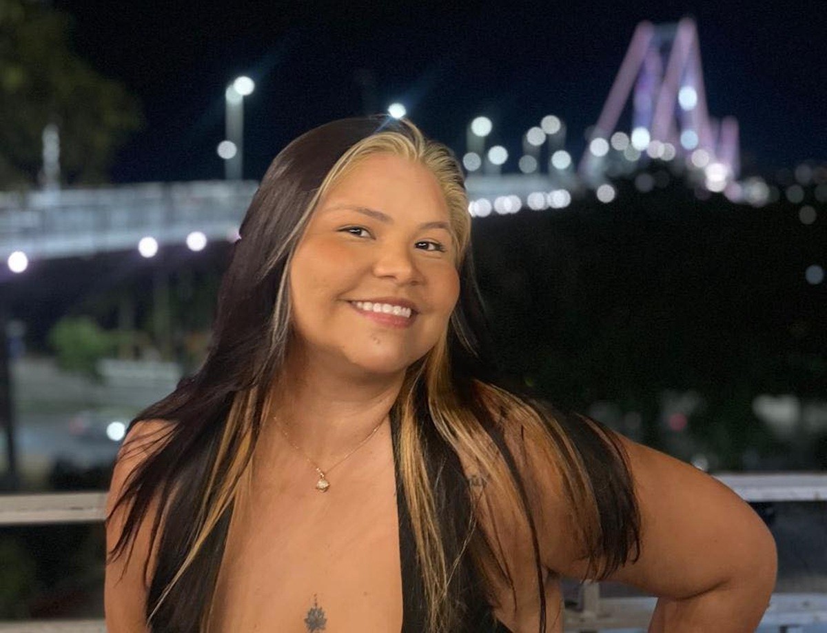 Vendedora morre após carro avançar sinal e bater em moto de app na saída do trabalho em SC; motorista fugiu