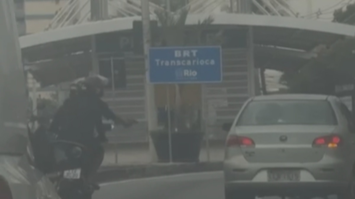 Tentativa de assalto termina com tiros em carro na Praça Seca