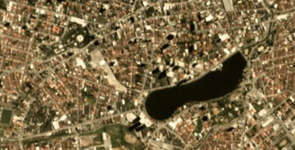 Imagem mostra coloração do Açude Velho em julho de 2025