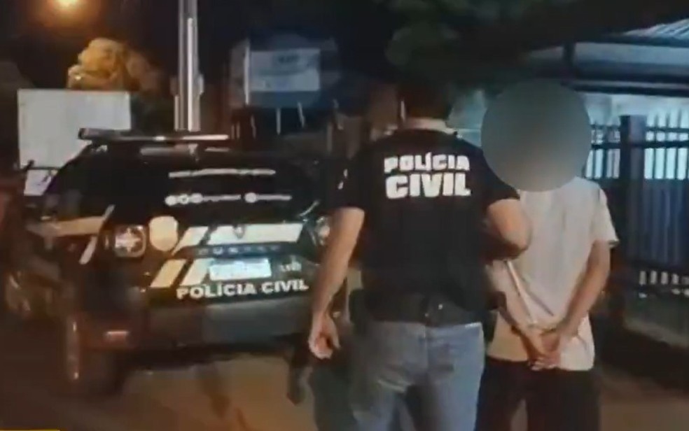 Homem é preso após ser levado pela mãe à delegacia, em Itumbiara, Goiás — Foto: Divulgação/Polícia Civil