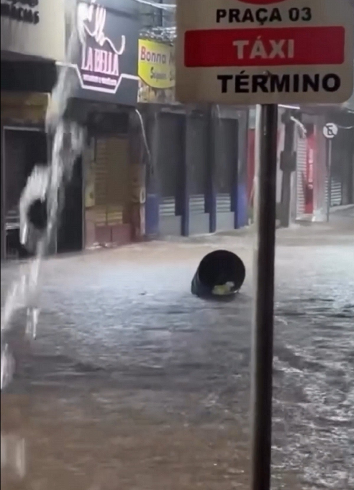 VÍDEO: chuva inunda casas, alaga ruas e causa prejuízos em Palmeira dos Índios, no interior de Alagoas