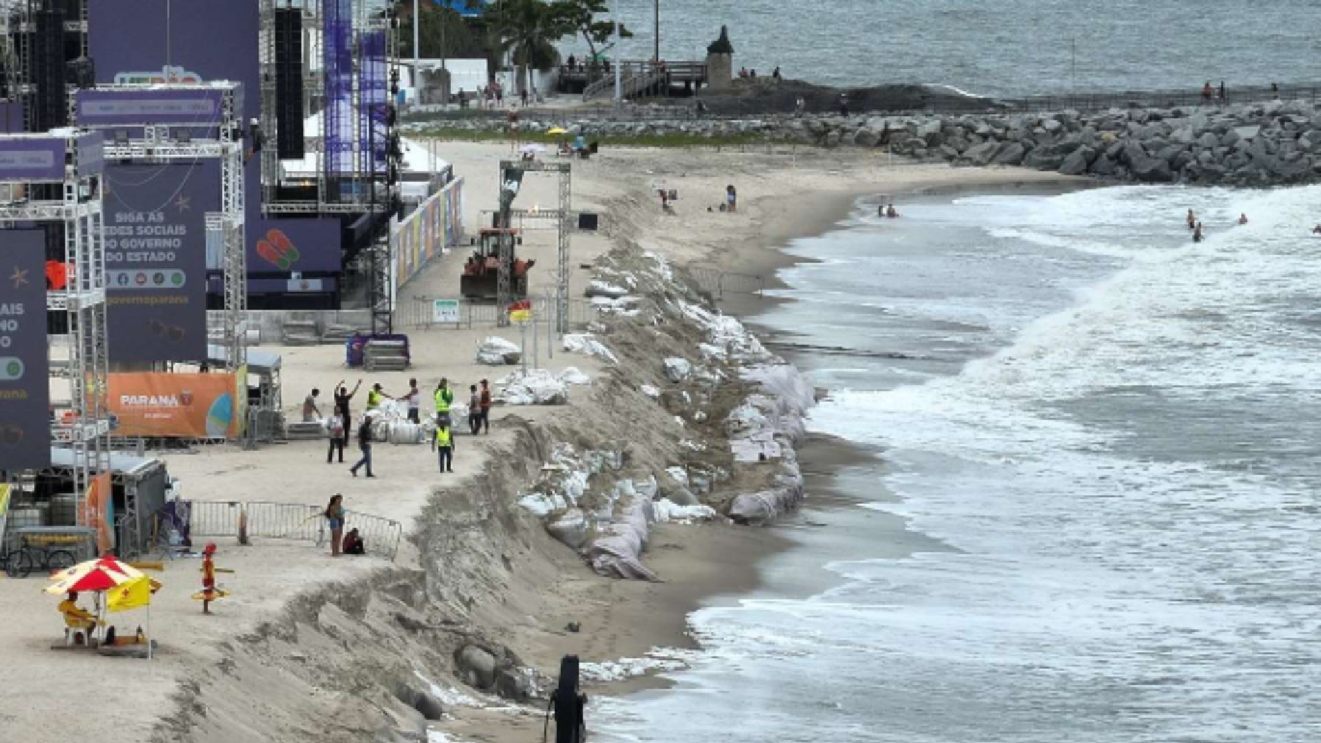 Ibama multa Governo do Paraná em R$ 2,5 milhões por poluição do mar com sacos plásticos usados para conter erosão em praia durante shows