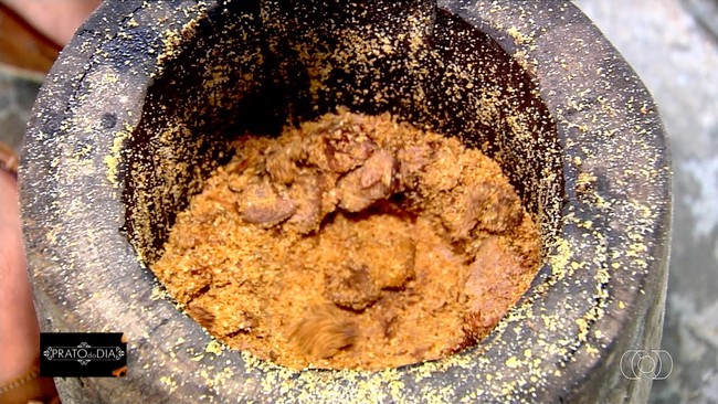 Dona de casa ensina como preparar paoca de carne de sol feita no pilo