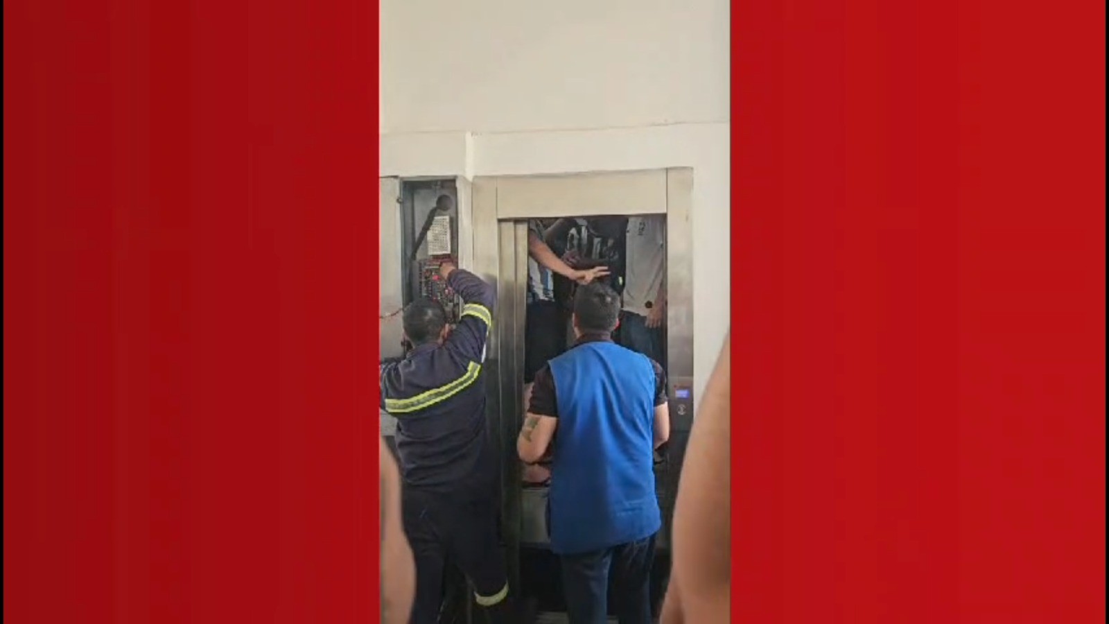 Estudantes da Ufac ficam presos em elevador do Restaurante Universitário; veja vídeo