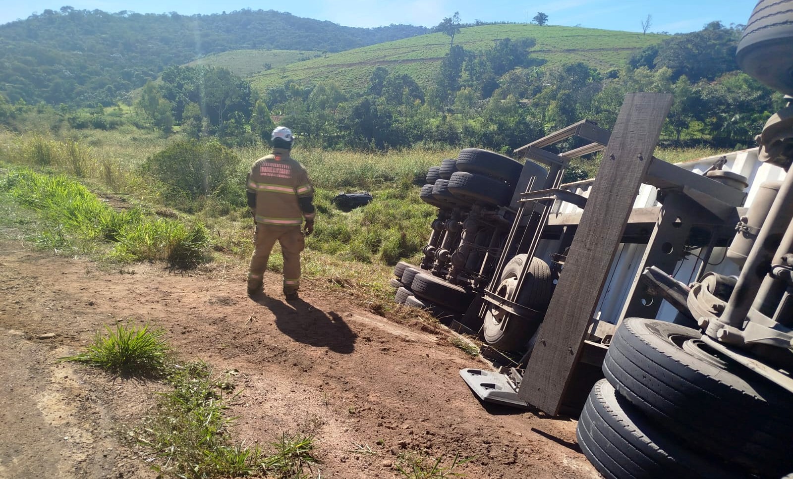 Acidente envolvendo carro e carreta deixa motorista morto na MG-133