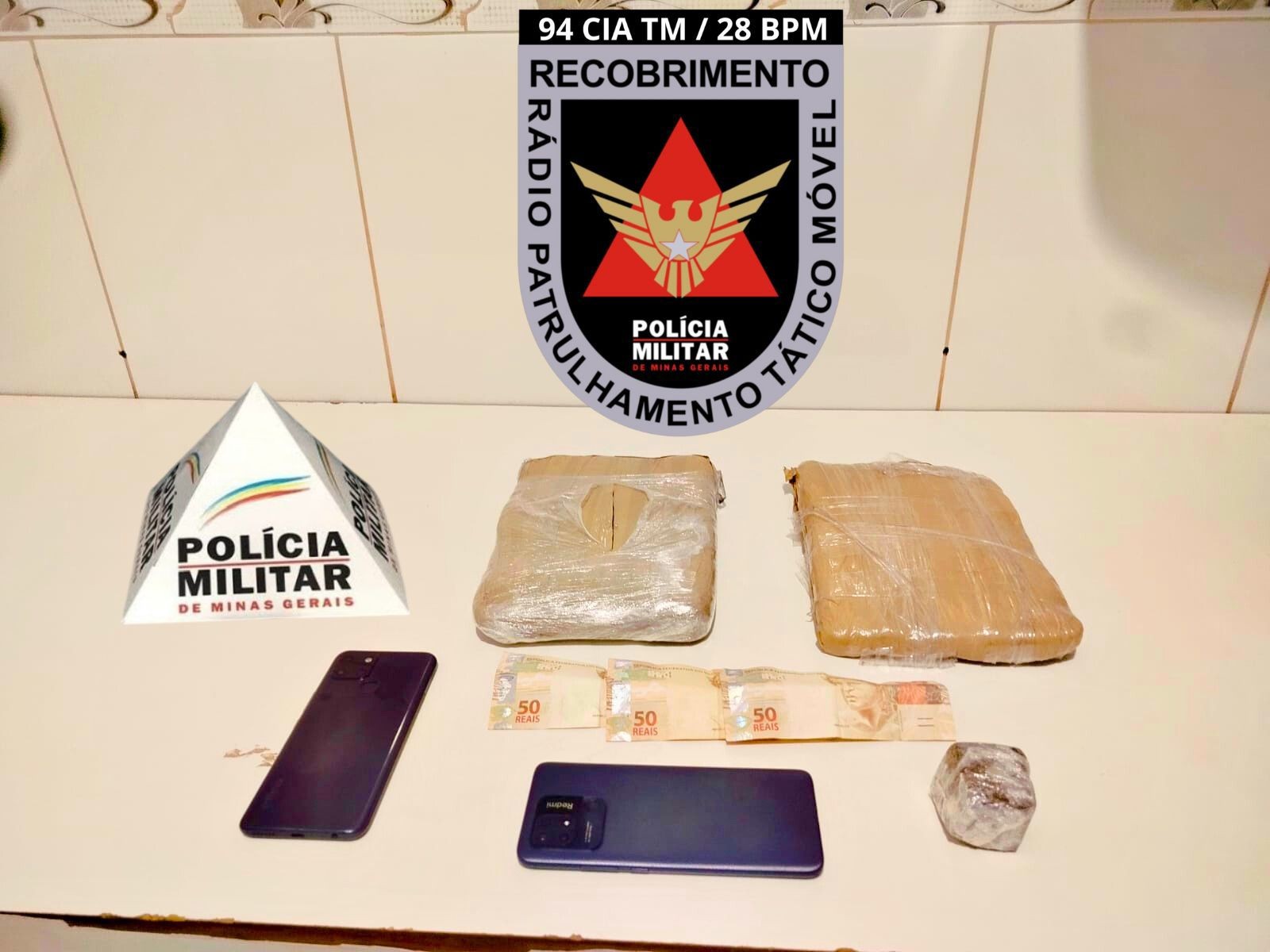 'Supermaconha' é apreendida após denúncias de que homem estocava drogas e fazia delivery com carro