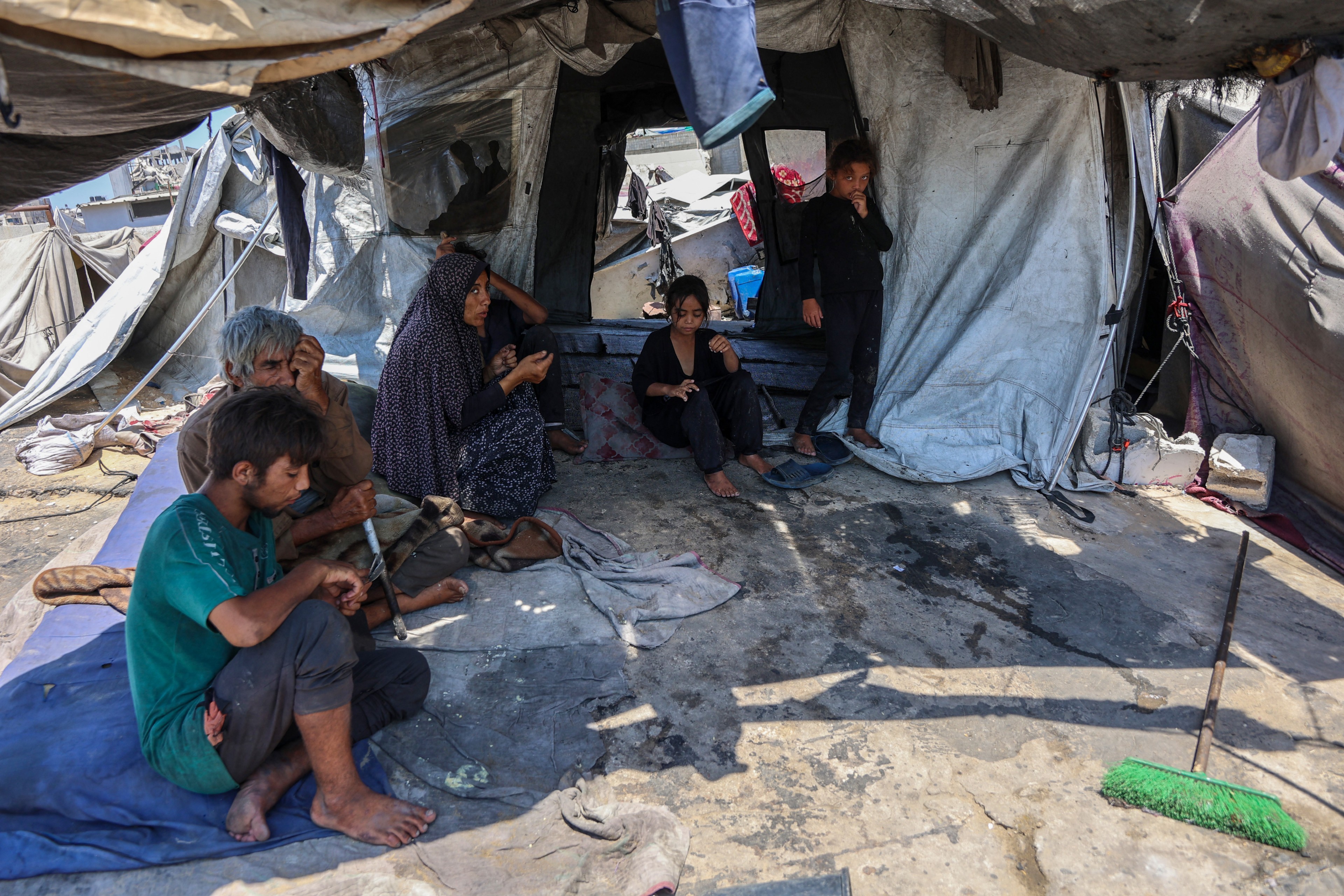 Netanyahu pede para Cruz Vermelha entregar comida em Gaza, e Hamas exige abertura de corredores humanitários