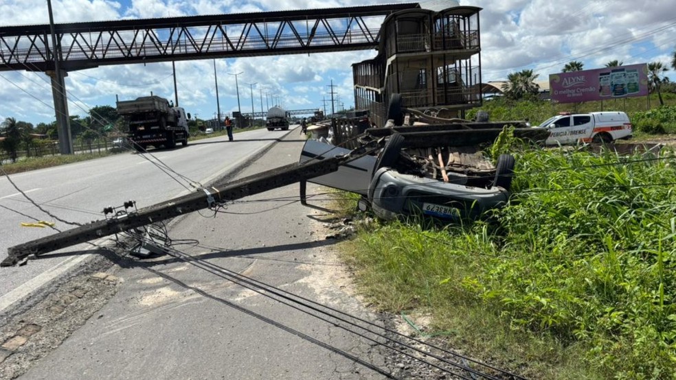 Carro com reboque capota e derruba poste na CE-010, em Caucaia. — Foto: Kilvia Muniz/ SVM