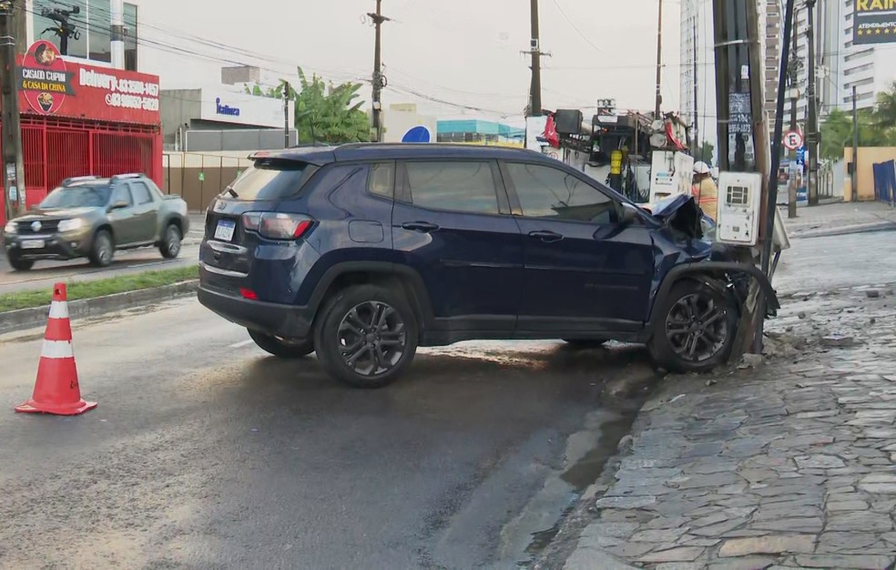 Carro bate em poste e interdita parcialmente trânsito no bairro dos Bancários, em João Pessoa — Foto: TV Cabo Branco