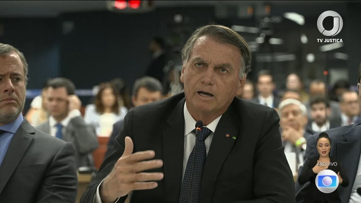 Moraes autoriza Bolsonaro a receber visita de filhos e outros familiares em prisão domiciliar