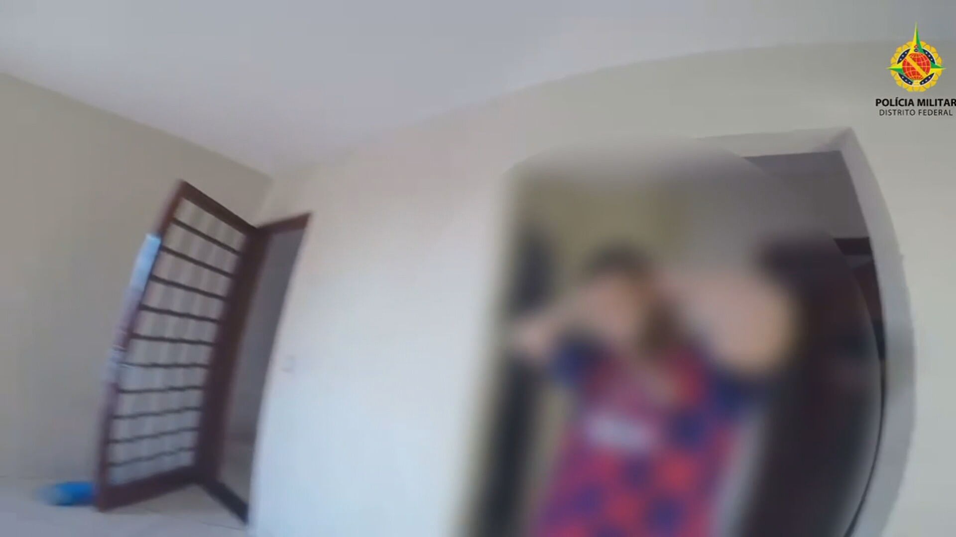 Homem agride ex-namorada, se esconde em banheiro e é preso em Samambaia; veja o vídeo