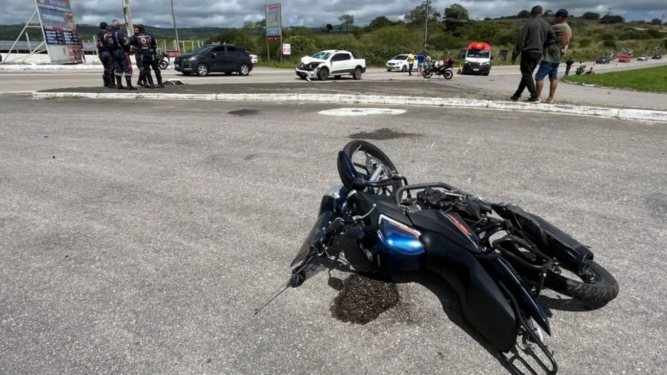 Mulher morre após colisão com picape em Caruaru