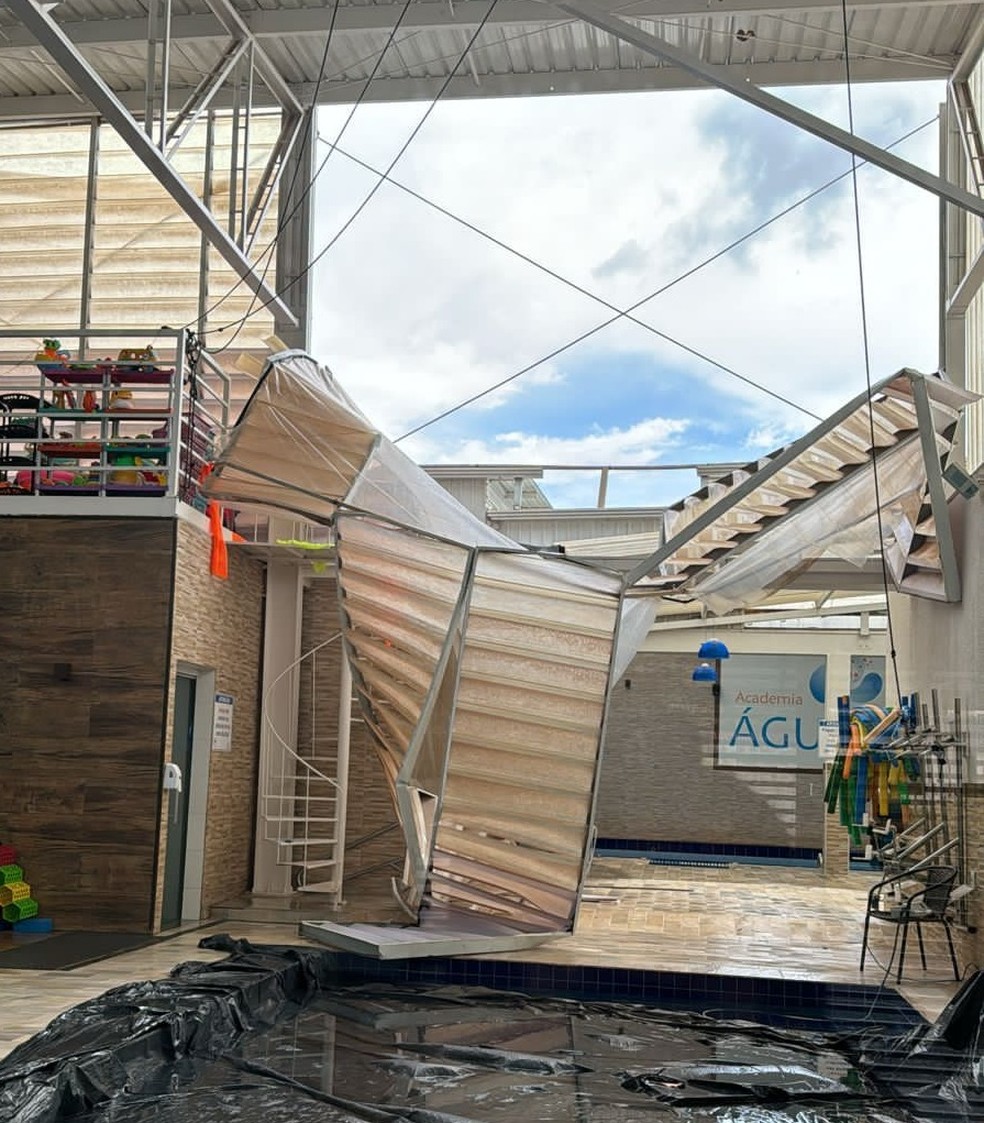 Parte da estrutura da academiafoi arrancada pelo vento — Foto: Redes sociais/Reprodução