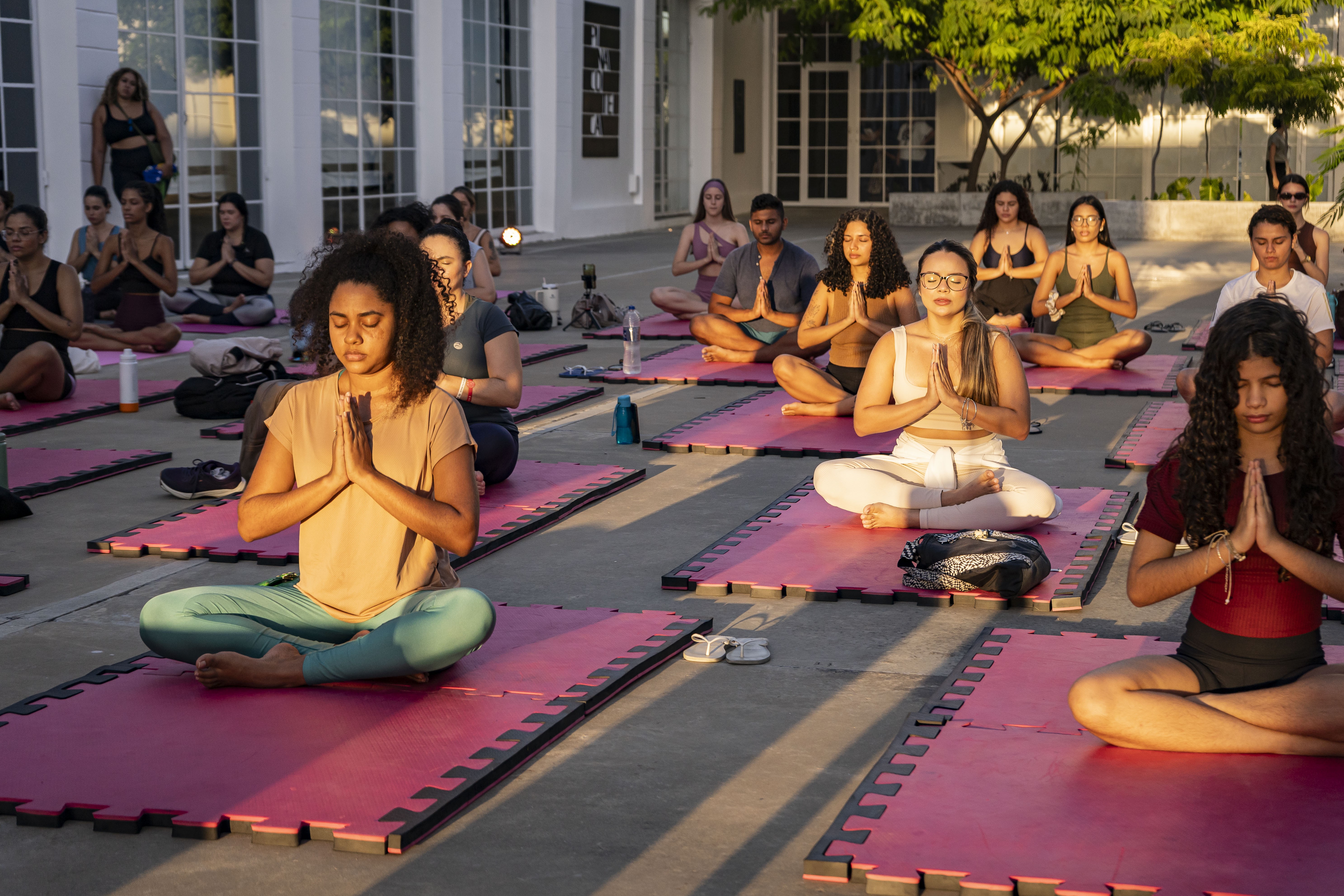 Estica e relaxa: onde fazer aula de yoga gratuita e ao ar livre em Fortaleza