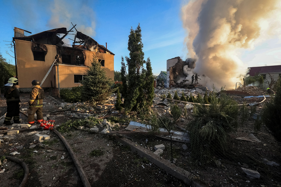 Bombeiros trabalham em local atingido por míssil russo em Kharkiv, na Ucrânia, em 10 de maio — Foto: Vyacheslav Madiyevskyy/Reuters