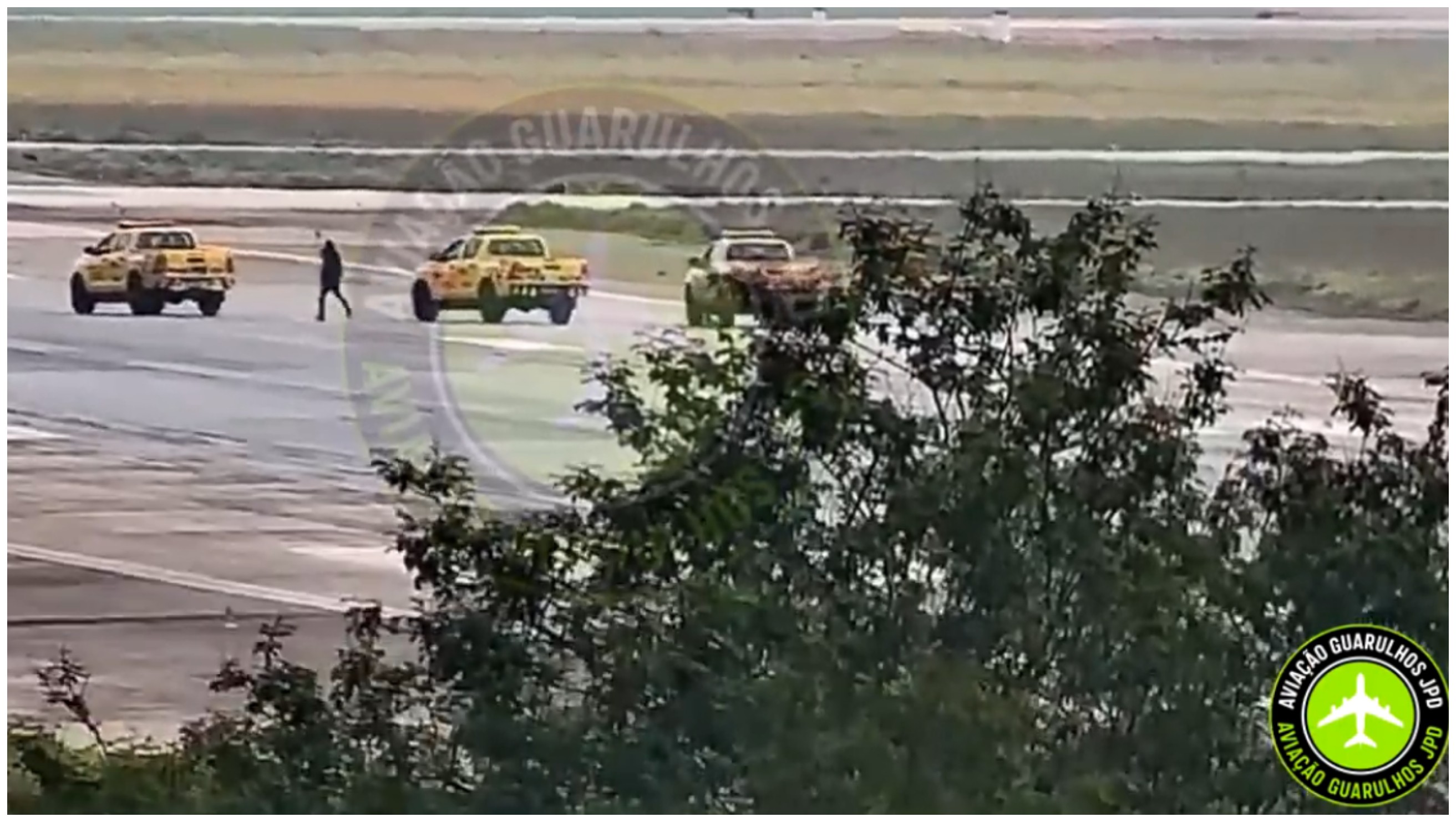 Homem invade pista do Aeroporto Internacional de SP, em Guarulhos, e é retirado por equipe de segurança