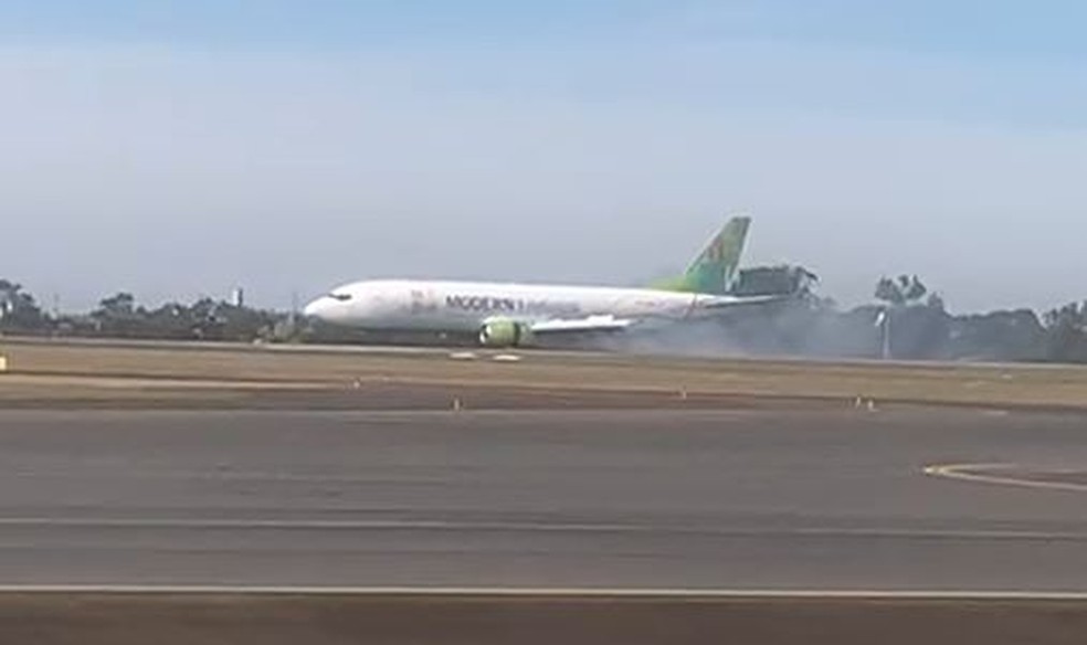 Boeing 737 estourou o pneu no pouso e pista de Viracopos está fechada para pousos e decolagens — Foto: Arquivo pessoal