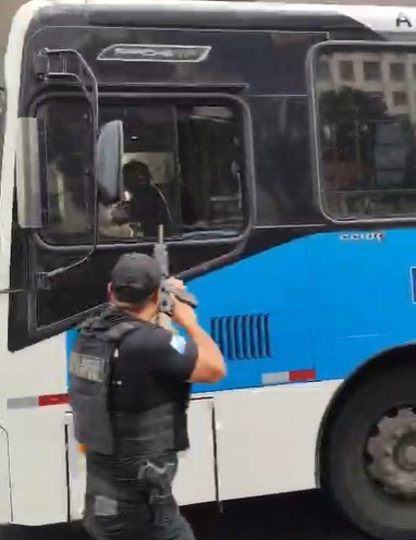 VÍDEO: motorista procurado por ligação com o Comando Vermelho tenta fugir da polícia no próprio ônibus e acaba preso