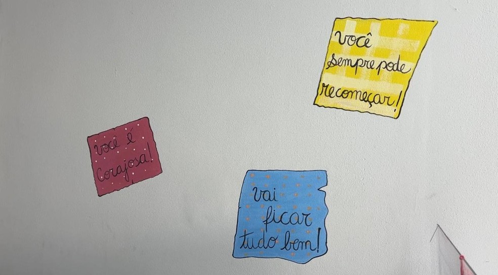 Frases motivacionais na parede do centro de apoio em Marília — Foto: Maycon Oliveira/ TV TEM