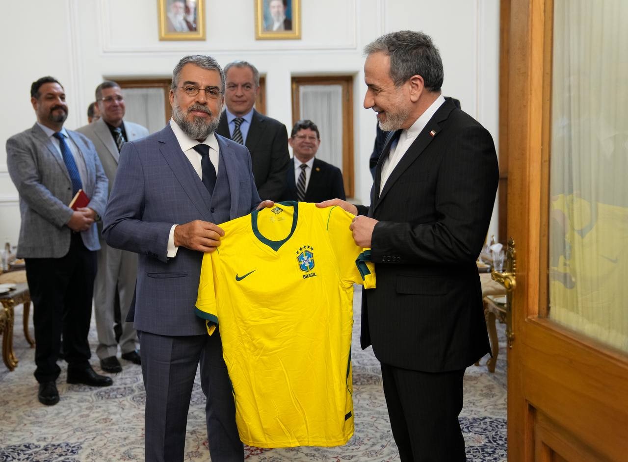 Chanceler do Irã ganha camisa da Seleção de embaixador do Brasil