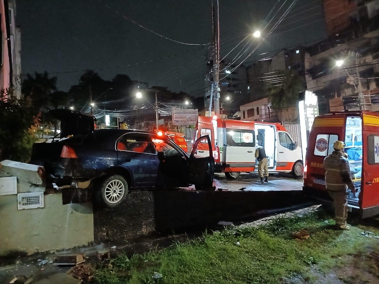 Carro bate em poste e mureta e deixa cinco feridos na Garganta do Dilermando, em Juiz de Fora