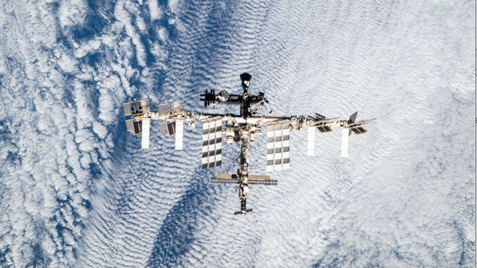 A ISS orbita a Terra a uma altitude média de cerca de 400 km acima da superfície — Foto: NASA
